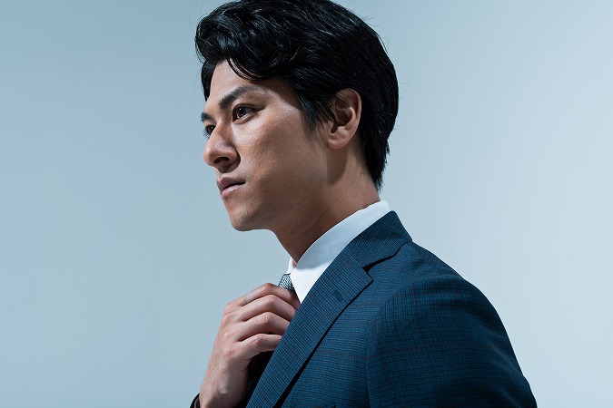 ネクタイを締める男性